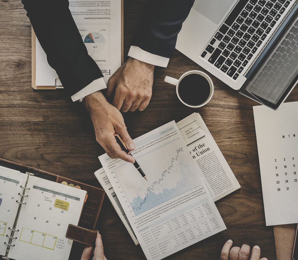 asesor de empresas explicando